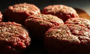Jak doprawić mięso na burgery, aby były soczyste i pełne smaku