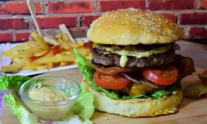 Ile kalorii ma hamburger wołowy? Zaskakujące fakty o jego kaloryczności