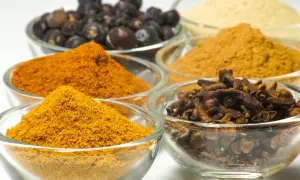 Czy kurkuma to to samo co curry? Odkryj kluczowe różnice
