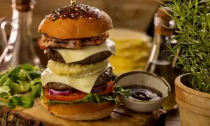 Jak doprawić burger wołowy, aby był soczysty i pełen smaku