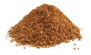 Stos proszku garam masala na białym tle.