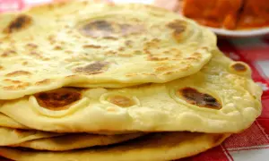 Jak zrobić chlebek naan na patelni - prosta receptura, która zaskoczy
