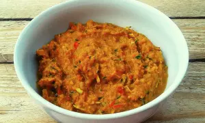 Miseczka z domową pastą curry na drewnianym tle.