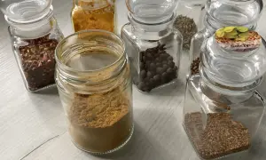 Słoiczki z przyprawami: kurkumą, chili, gorczycą, kolendrą i innymi.