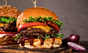 Co dodać do hamburgera? Sprawdź najlepsze składniki i proste triki na smak