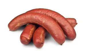 Jak piec kiełbasę w piekarniku, by była soczysta i aromatyczna