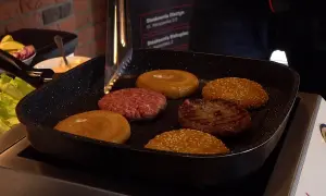 Jak usmażyć hamburgera - unikaj najczęstszych błędów i zaskocz smakiem