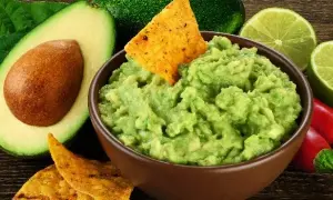 Jak zapobiec ciemnieniu guacamole? Proste sposoby na świeże awokado