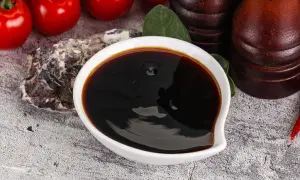 Jaki sos sojowy wybrać? Odkryj różnice między jasnym a ciemnym