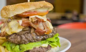 Jak doprawić mięso na hamburgery, aby były soczyste i pełne smaku