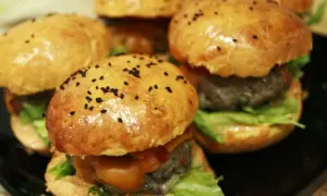 Gdzie kupić mini hamburgery w bułkach? Najlepsze miejsca i porady