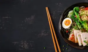 Jak ugotować ramen: prosta receptura na idealny bulion i makaron