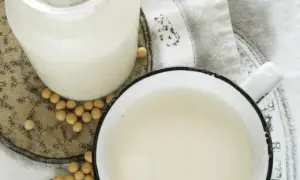 Czy gotowanie mleka sojowego niszczy jego smak i wartości odżywcze? Praktyczne porady