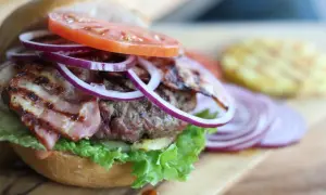 Jak zrobić domowego hamburgera - prosty przepis na pyszny posiłek