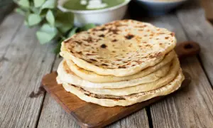 Chlebek naan do czego? Odkryj najlepsze potrawy i sosy do niego