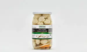 Słoik z marynowanymi pieczarkami marki Figfood, z widocznymi kawałkami warzyw i przypraw.