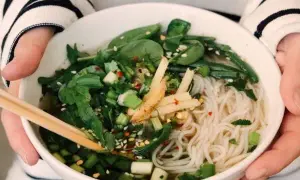 Jak jeść pałeczkami ramen bez frustracji - proste techniki i porady