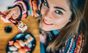 Jak jeść sushi z sosem sojowym, aby uniknąć przesolenia i cieszyć się smakiem