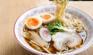 Makaron ramen z czym podać? Odkryj idealne dodatki i buliony