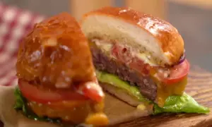 Co to smash burger? Odkryj wyjątkowy smak i technikę przygotowania