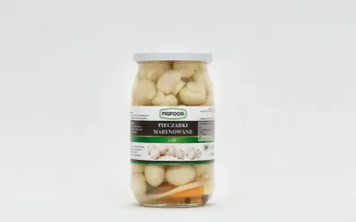 Słoik z marynowanymi pieczarkami marki Figfood, z widocznymi kawałkami warzyw i przypraw.