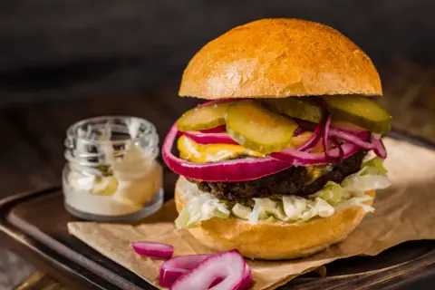 Ile piec hamburgery w piekarniku? Prosty sposób na soczyste i smaczne burgery
