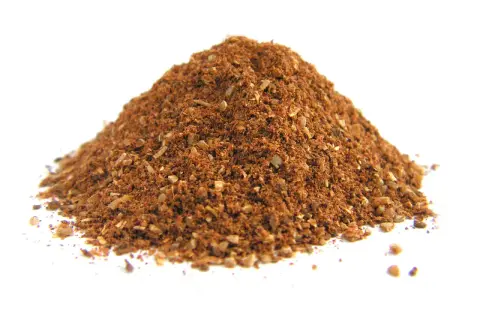 Stos proszku garam masala na białym tle.