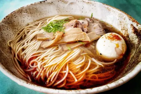 Jak smakuje ramen? Odkryj bogactwo smaków i składników tego dania