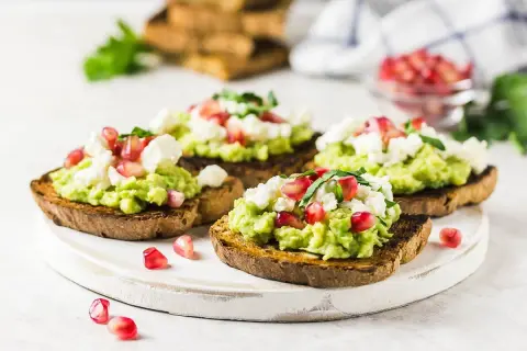 Z czym można jeść guacamole? 10 pysznych pomysłów na przekąski