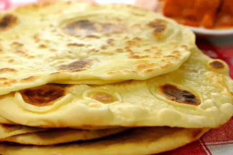 Jak zrobić chlebek naan na patelni - prosta receptura, która zaskoczy