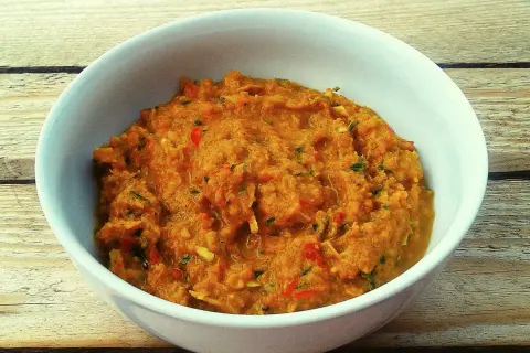 Miseczka z domową pastą curry na drewnianym tle.