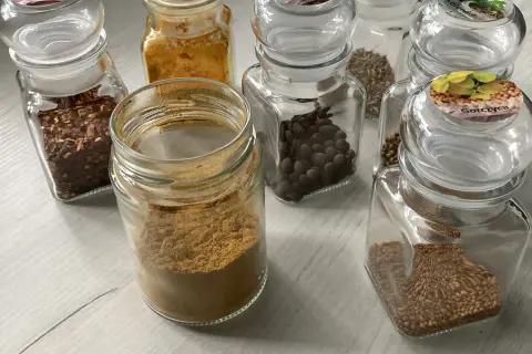 Słoiczki z przyprawami: kurkumą, chili, gorczycą, kolendrą i innymi.