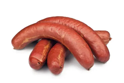 Jak piec kiełbasę w piekarniku, by była soczysta i aromatyczna