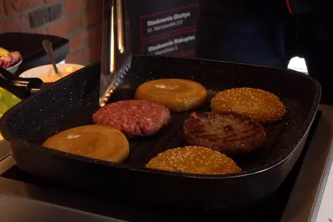 Jak usmażyć hamburgera - unikaj najczęstszych błędów i zaskocz smakiem