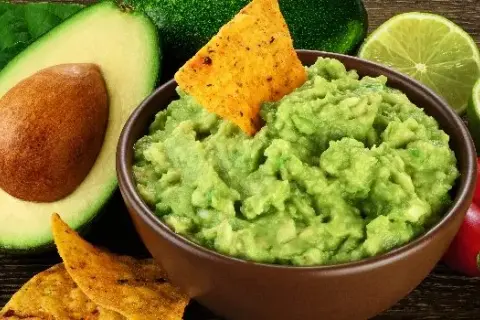 Jak zapobiec ciemnieniu guacamole? Proste sposoby na świeże awokado