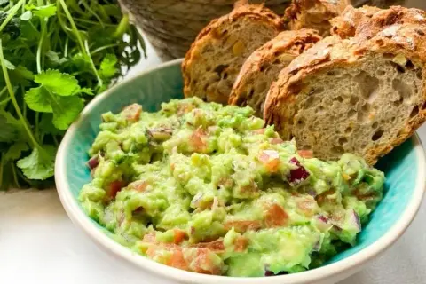 Czy guacamole jest zdrowe? Wszystko o korzyściach i wadach tego dipu