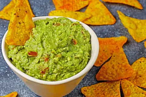Jak zrobić guacamole do nachos, które zachwyci każdego gościa