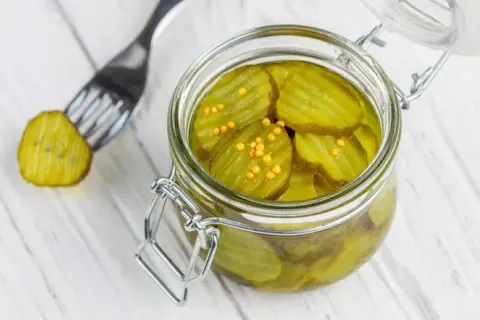 Jak zrobić ogórki w curry – prosty przepis na pyszne pikle