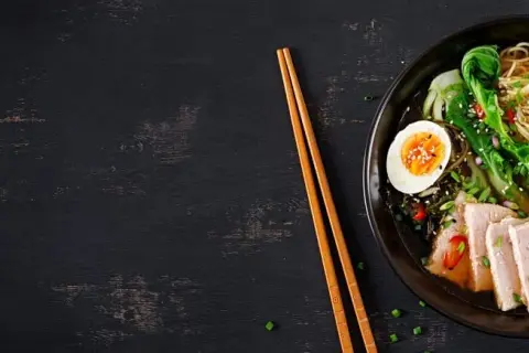 Jak ugotować ramen: prosta receptura na idealny bulion i makaron