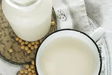 Czy gotowanie mleka sojowego niszczy jego smak i wartości odżywcze? Praktyczne porady
