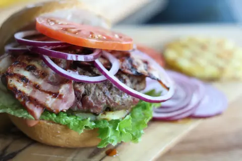 Jak zrobić domowego hamburgera - prosty przepis na pyszny posiłek