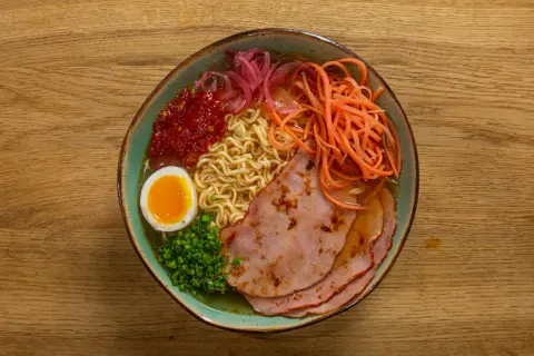 Prosty przepis na ramen z zupki chińskiej – jak zrobić pyszne danie w kilka minut