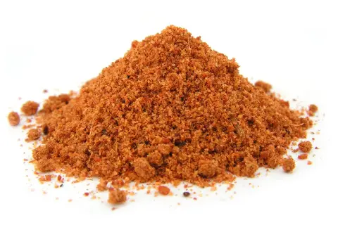 Kupa przyprawy tandoori masala na białym tle.