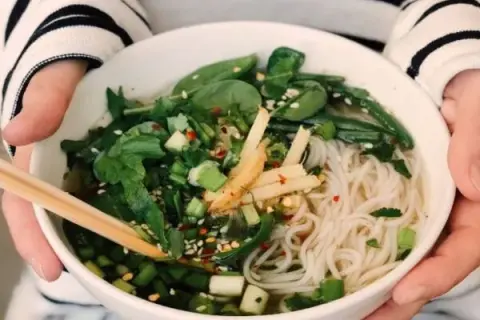 Jak jeść pałeczkami ramen bez frustracji - proste techniki i porady