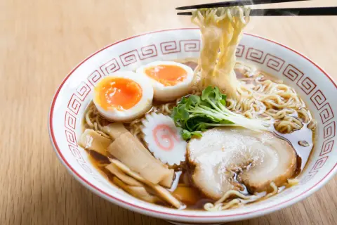 Makaron ramen z czym podać? Odkryj idealne dodatki i buliony