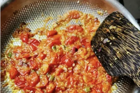 Jak przygotować idealne curry: co podsmaż najpierw, jak „otwierać” przyprawy i nie przesadzić z ostrością