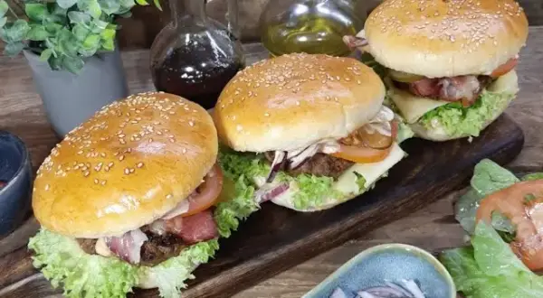 Jak zrobić dobrego hamburgera w domu – proste triki na idealny smak i teksturę