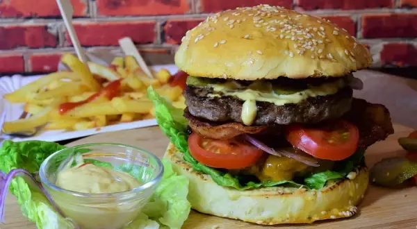 Ile kalorii ma hamburger wołowy? Zaskakujące fakty o jego kaloryczności