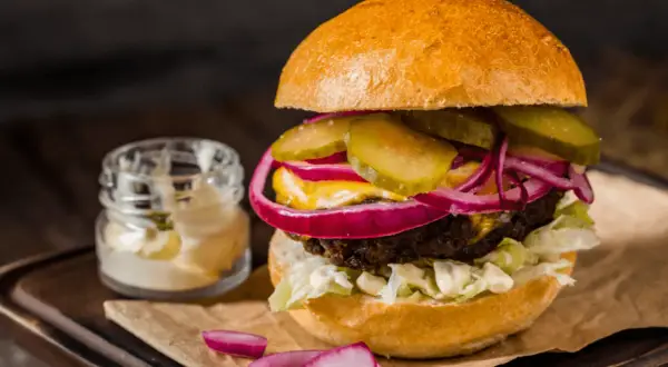 Ile piec hamburgery w piekarniku? Prosty sposób na soczyste i smaczne burgery
