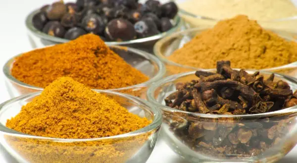 Czy kurkuma to to samo co curry? Odkryj kluczowe różnice